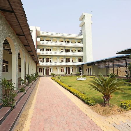 Oyo 10104 Radhika Resort كوتا المظهر الخارجي الصورة